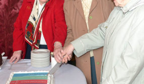 Sisters-cutting-cake