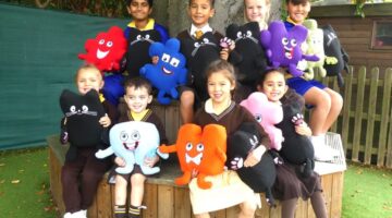 P1050279 Photo of children holding Jigsaw puzzle pieces